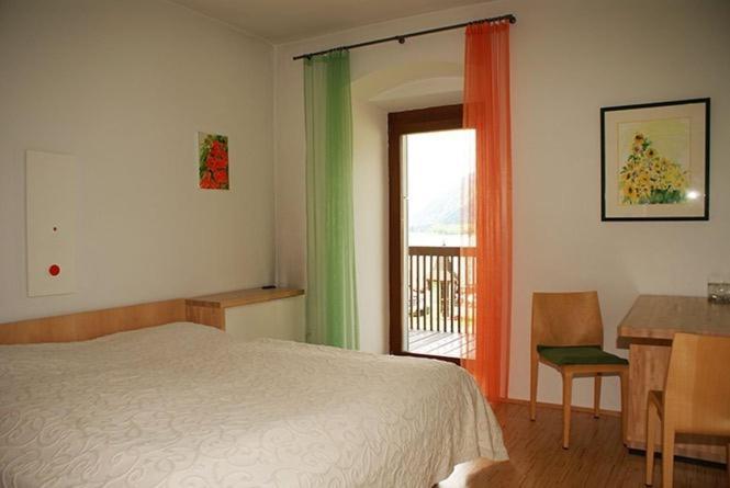 Fruehstueckspension "Schlosswirt" Ossiach Zimmer foto